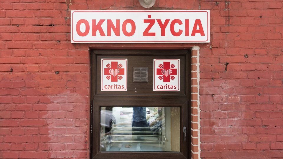 Okno życia w Warszawie/fot. Adrian Grycuk, Wikipedia