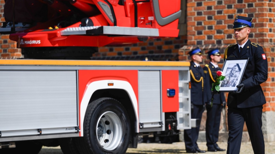 W Poznaniu odbył się pogrzeb Patryka Michalskiego. Strażaka, który zginął w pożarze w jednej z kamienic/fot: PAP, Jakub Kaczmarczyk