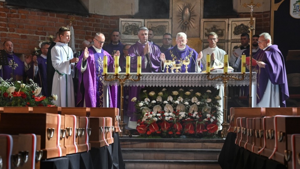 W Chojnicach trwa państwowy pogzeb szczątków ponad 700 ofiar niemieckich zbrodni z czasów II wojny światowej/fot: PAP, Andrzej Jackowski