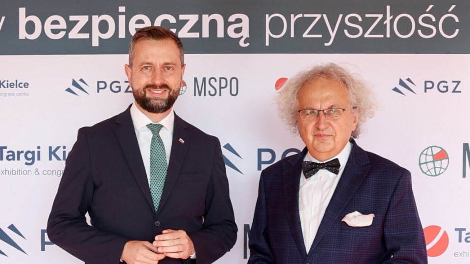 Wicepremier, minister obrony narodowej Władysław Kosiniak-Kamysz oraz prezes Targów Kielce Andrzej Mochoń podczas XXXII Międzynarodowego Salonu Przemysłu Obronnego w Kielcach/fot. Adam Kumorowicz, PAP