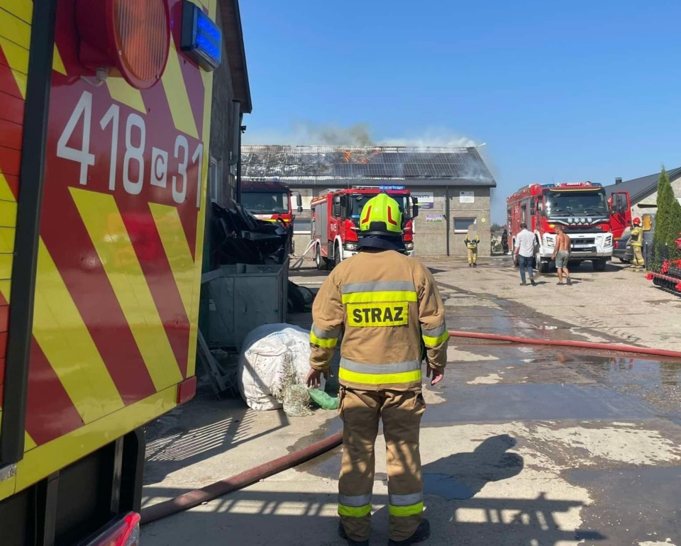 Na miejscu jest 12 zastępów straży pożarnej/fot: Facebook, OSP Szczuka