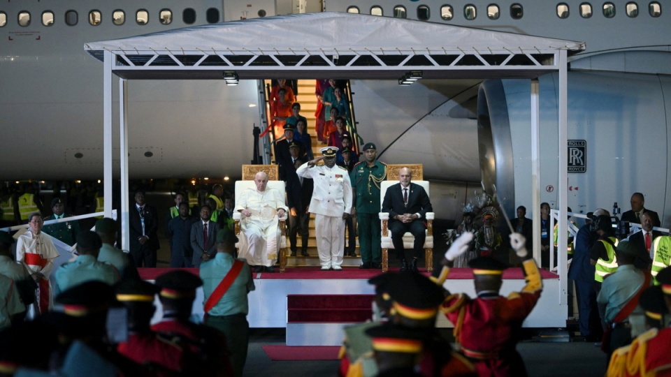 Papież Franciszek przybył w piątek do Papui-Nowej Gwinei/fot. PAP/EPA/ALESSANDRO DI MEO