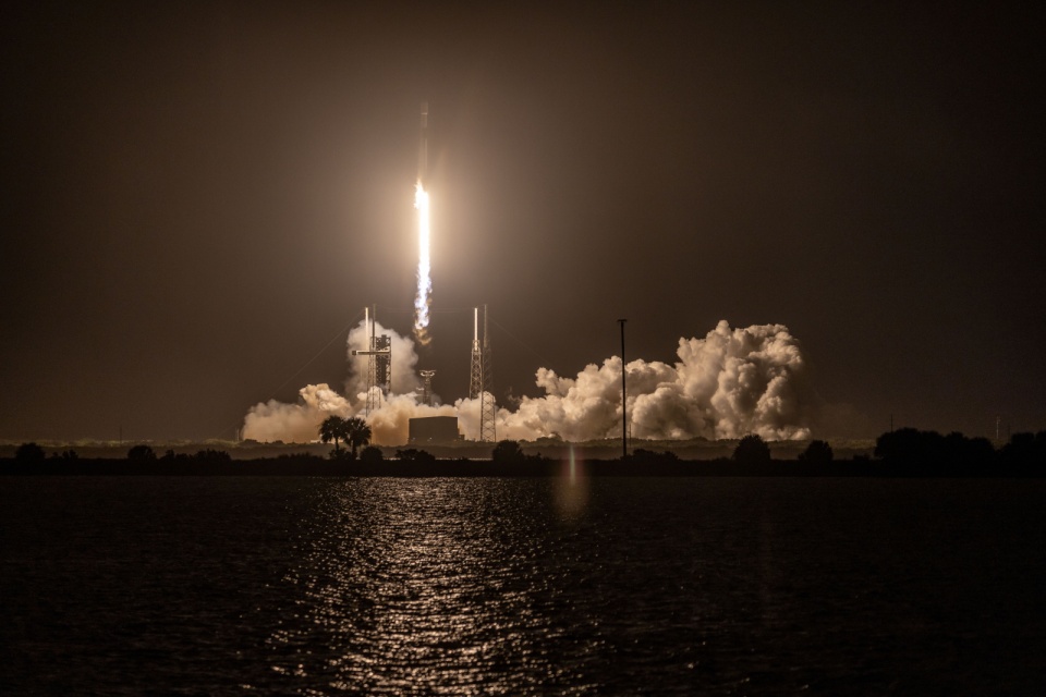 Rakieta rakieta Falcon 9 wyniosła na orbitę okołoziemską kapsułę Crew Dragon z czwórką astronautów/PAP/EPA/CRISTOBAL HERRERA-ULASHKEVICH