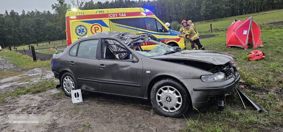 W Sokoligórze auto osobowe wpadło do stawu. Niestety, zginęła 25-letnia kobieta/fot. KPP w Golubiu-Dobrzyniu