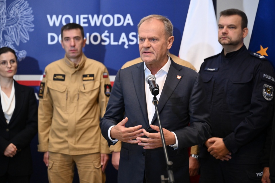 Premier Donald Tusk i komendant główny Państwowej Straży Pożarnej nadbryg. Mariusz Feltynowski (drugi z lewej) podczas konferencji prasowej po odprawie ze służbami w związku z zagrożeniem powodziowym/fot. Maciej Kulczyński, PAP