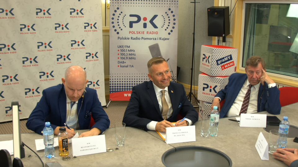 Norbert Pietrykowski (w środku) podczas debaty w Polskim Radiu PiK