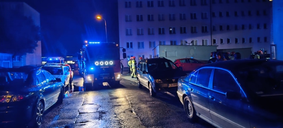 Paliło się w jednym z mieszkań bloku przy ul. Okrzei w Bydgoszczy/fot. Bydgoszcz 998