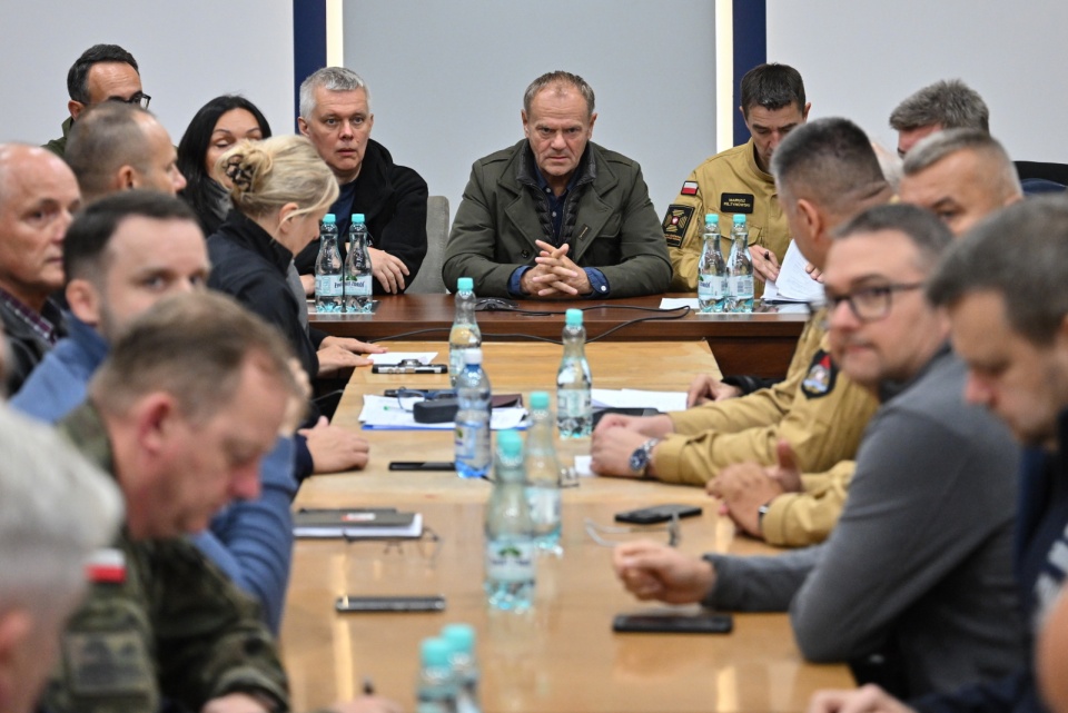 Premier Donald Tusk i minister spraw wewnętrznych i administracji, koordynator służb specjalnych Tomasz Siemoniak na odprawie ze służbami w związku z aktualną sytuacją powodziową, 15 bm. w Komendzie Powiatowej Policji w Kłodzku/fot. Maciej Kulczyński, PAP