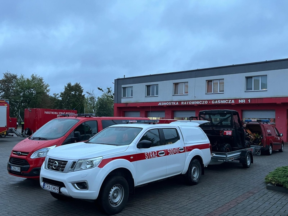 Straż pożarna z województwa kujawsko-pomorskiego dotarła do Sieradza i czeka na decyzje, w jakich miejscach mają pomóc w walce z powodzią. Na miejsce ruszyło 41 strażaków i 11 pojazdów/fot: Małgorzata Jarocka-Krzemkowska, KW PSP w Toruniu