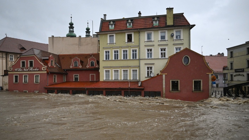 Dynamiczna sytuacja powodziowa. Rzeka Nysa Kłodzka zalała centrum Kłodzka. Potwierdzono pierwszą ofiarę powodzi w Polsce/fot: PAP, Maciej Kulczyński