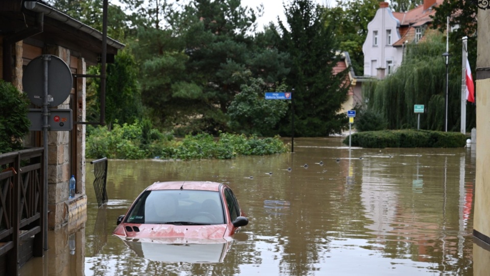 Kolejne miasta odwołują zajęcia w szkołach, a rząd zamierza wprowadzić stan klęski żywiołowej. W wyniku powodzi zginęły dwie osoby/fot: PAP, Maciej Kulczyński