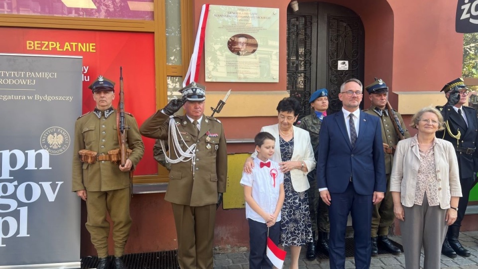 Tablicę poświęconą generałowi Stanisławowi Grzmot-Skotnickiemu odsłonięto na kamienicy przy ul. Gdańskiej 42 w Bydgoszczy/fot. Izabela Langner