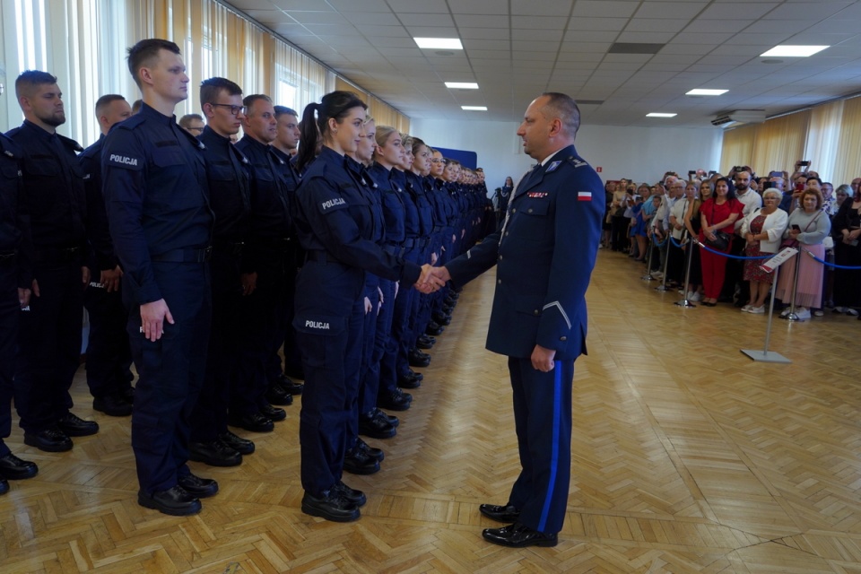 Kolejni funkcjonariusze złożyli ślubowanie w Komendzie Wojewódzkiej Policji w Bydgoszczy. Wkrótce 61 osób rozpocznie służbę/fot: KWP w Bydgoszczy