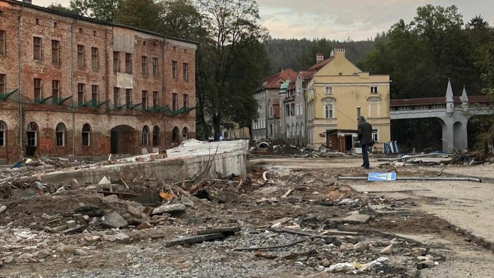 Bydgoscy policjanci pracują na terenach objętych powodzią/fot: KMP w Bydgoszczy