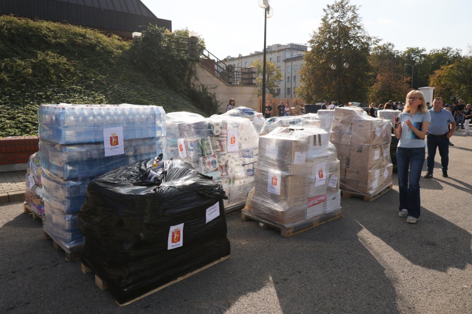 Szykowanie kolejnego transportu z pomocą dla poszkodowanych w powodzi na południowym-zachodzie Polski, w magazynie Stacji Uzdatniania Wody „Filtry” w Warszawie/fot. PAP/Paweł Supernak, zdjęcie ilustracyjne