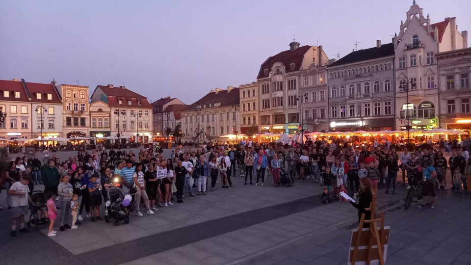 „Światełko dla Grzesia”. Bydgoszczanie upamiętnili pobitego na śmierć chłopca [wideo]