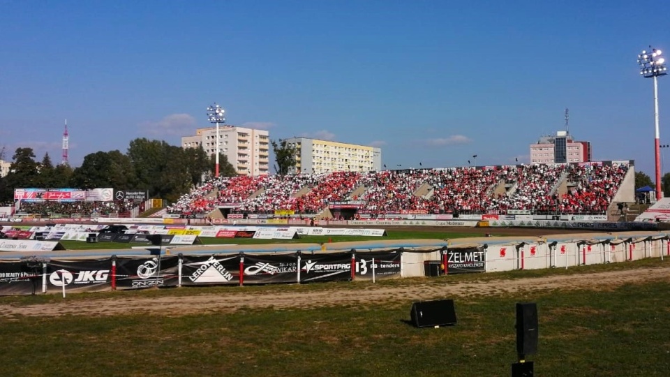 Kibice Polonii Bydgoszcz zbierają podpisy pod petycją o przebudowę stadionu przy ul. Sportowej 2/fot: Radosław Łączkowski