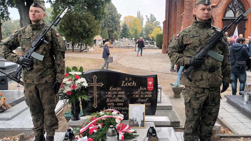 W Inowrocławiu oznaczono pierwszy grób w naszym województwie plakietką z hasłem „Tobie Polsko”/fot. Marcin Glapiak