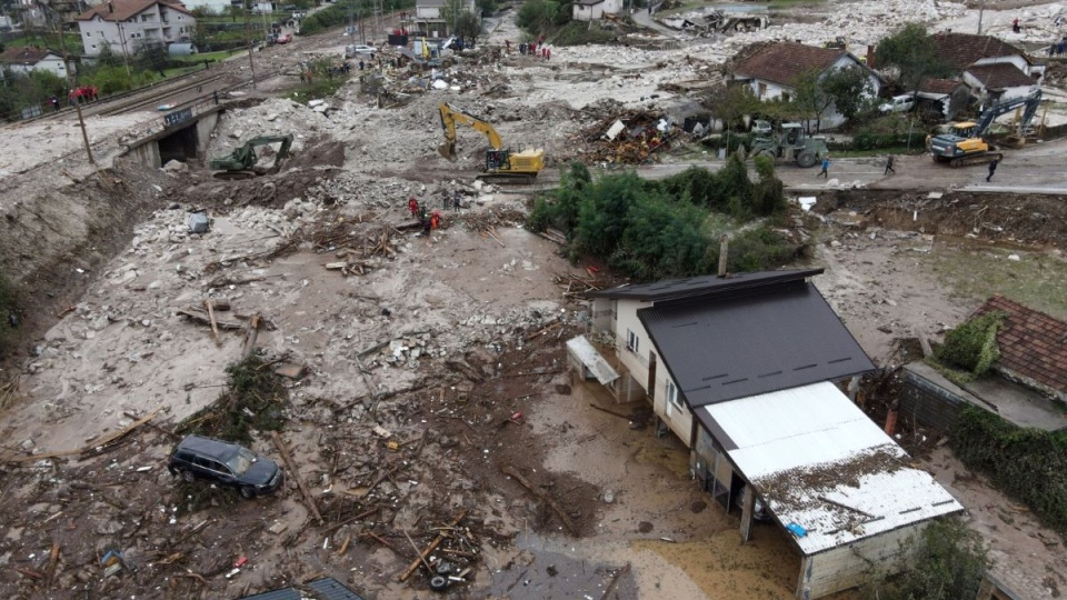 Do największych zniszczeń doszło w okolicy miasta Jablanica, gdzie woda wyrzuciła w stronę zabudowań kilka tysięcy ton kamieni z pobliskiego kamieniołomu/fot. PAP/EPA/NIDAL SALJIC