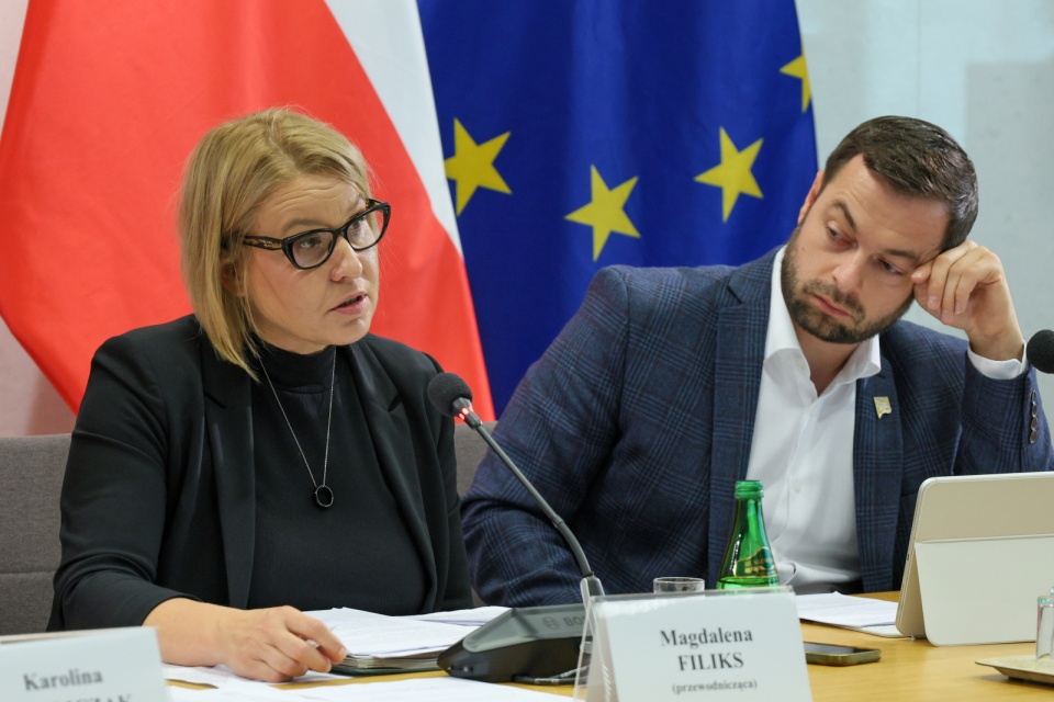 Przewodnicząca komisji, posłanka KO Magdalena Filiks (L) oraz zastępca przewoniczącej, poseł KP Polska2050-TD Bartosz Romowicz (P) podczas posiedzenia sejmowej komisji śledczej do zbadania legalności, prawidłowości oraz celowości działań podjętych w celu przygotowania i przeprowadzenia wyborów Prezydenta Rzeczypospolitej Polskiej w 2020 r. w formie głosowania korespondencyjnego/fot. Paweł Supernak