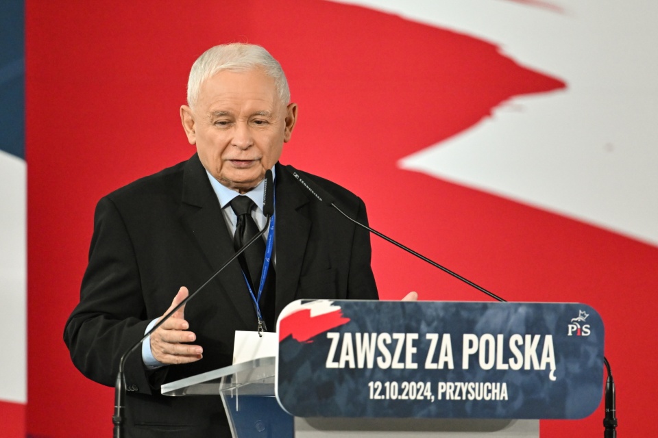 Prezes PiS Jarosław Kaczyński przemawia podczas kongresu Prawa i Sprawiedliwości w hali sportowej Zespołu Szkół nr 2 im. Ludwika Skowyry w Przysusze/Piotr Polak, PAP