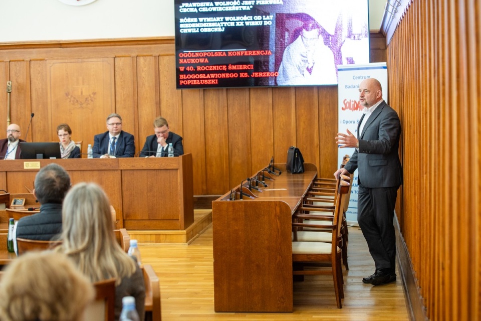 W Urzędzie Marszałkowskim odbyła się konferencja naukowa, która była częścią obchodów 40. rocznicy śmierci błogosławionego ks. Jerzego Popiełuszki/fot: Andrzej Goiński dla UMWKP