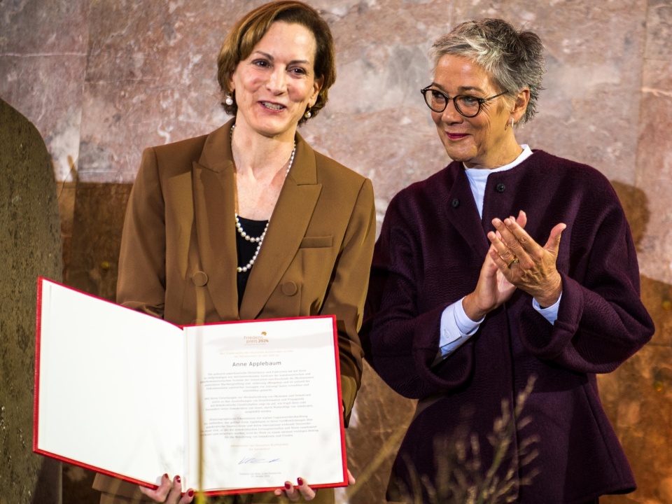 Amerykańska publicystka Anne Applebaum (L) z Nagrodą Pokojową Niemieckich Księgarzy. Obok prezes Niemieckiego Stowarzyszenia Księgarzy i Wydawców Karin Schmidt-Friderichs (/PAP/EPA/ENRICO SAUDA / POOL