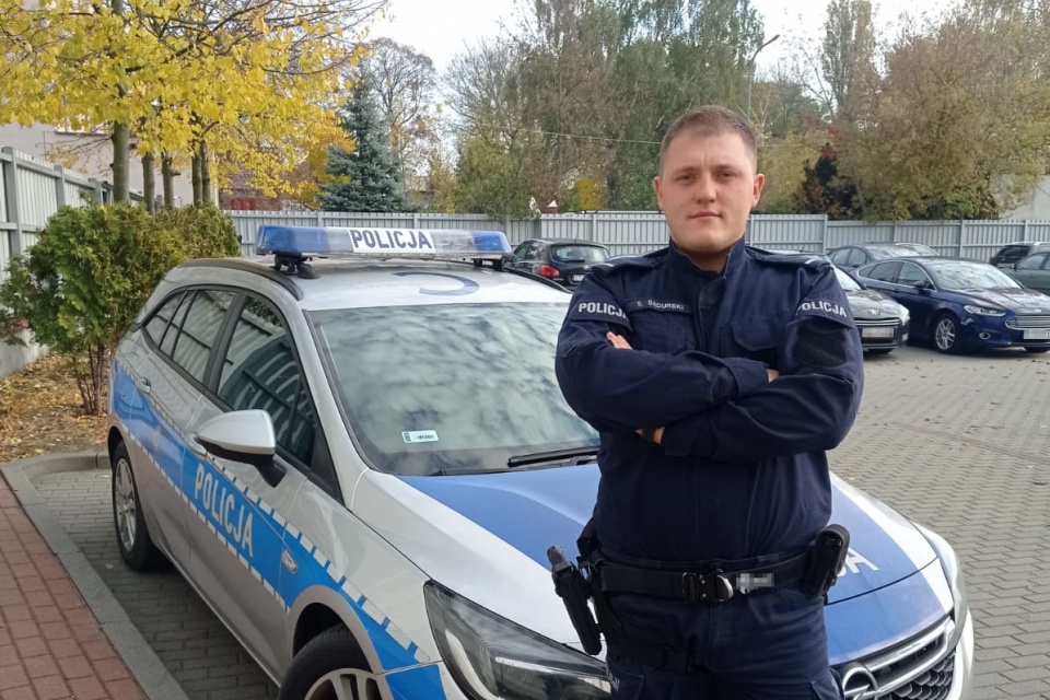 Starszy posterunkowy Sebastian Sadurski z Oddziału Prewencji Policji w Bydgoszczy, służący w toruńskiej kompanii, jechał przez Dobrzejewice (gm. Obrowo)/fot. KMP w Toruniu