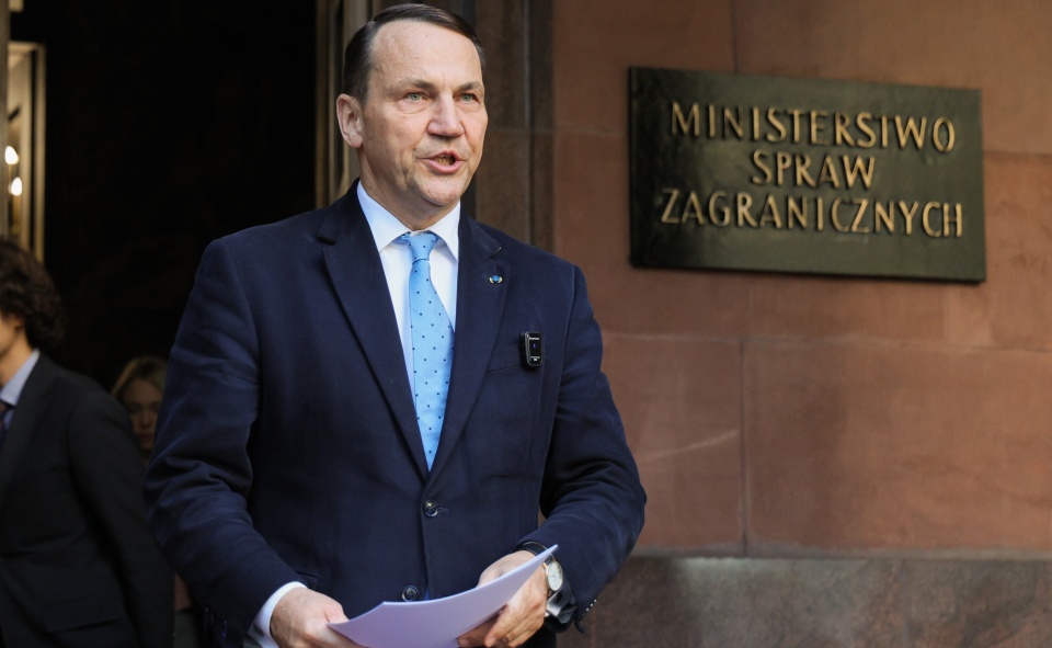 Minister spraw zagranicznych Radosław Sikorski podczas konferencji prasowej przed siedzibą MSZ w Warszawie/fot. PAP/Paweł Supernak