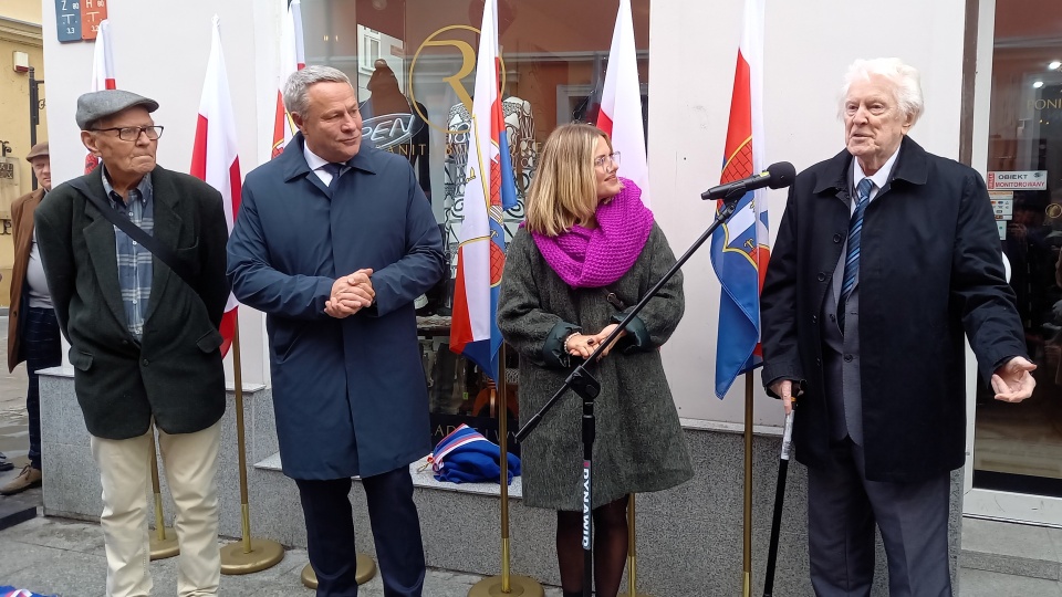 Jan Wróblewski (pierwszy od lewej) i Stanisław Lejkowski (pierwszy od prawej) odsłonili swoje podpisy w Bydgoskiej Alei Autografów/fot: Tatiana Adonis