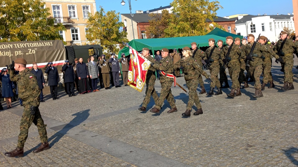 60 osób wzmocniło szeregi 8. Kujawsko-Pomorskiej Brygady Obrony Terytorialnej. Żołnierze złożyli przysięgę we Włocławku/fot: Marek Ledwosiński