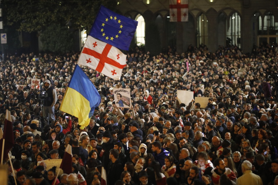 Manifestacja przed gruzińskim parlamentem/fot. DAVID MDZINARISHVILI/PAP/EPA