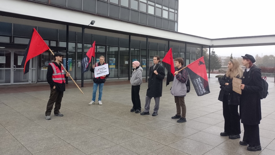 Pikieta studentów przed rektoratem UMK w Toruniu/fot. Michał Zaręba