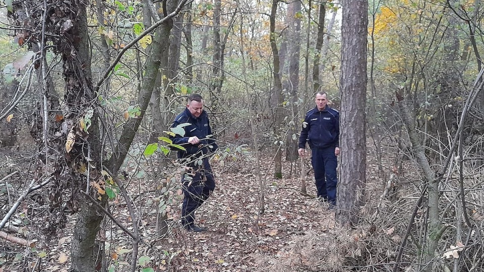 Policjanci z Lipna odszukali 75-latkę, która zgubiła się w lesie podczas wyprawy na grzyby/fot: KPP w Lipinie