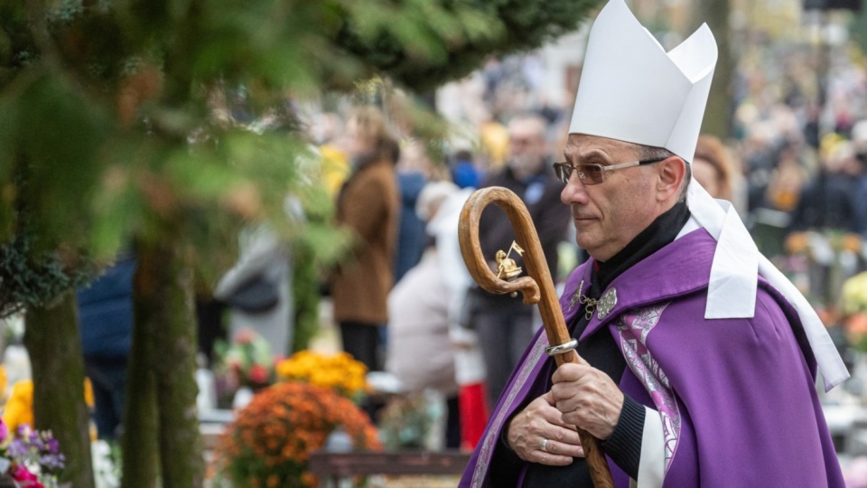 Prymas Polski abp Wojciech Polak podczas procesji żałobnej za zmarłych na Cmentarzu przy kościele św. Piotra i Pawła w Gnieźnie/fot: PAP, Paweł Jaskółka