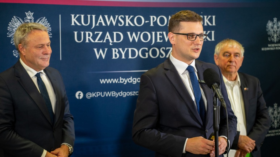 Od lewej: prezydent Bydgoszczy Rafał Bruski, wojewoda Michał Sztybel, szef Bydgoskiej Lokalnej Organizacji Turystycznej Bylot Jan Karol Słowiński/fot. K-PUW