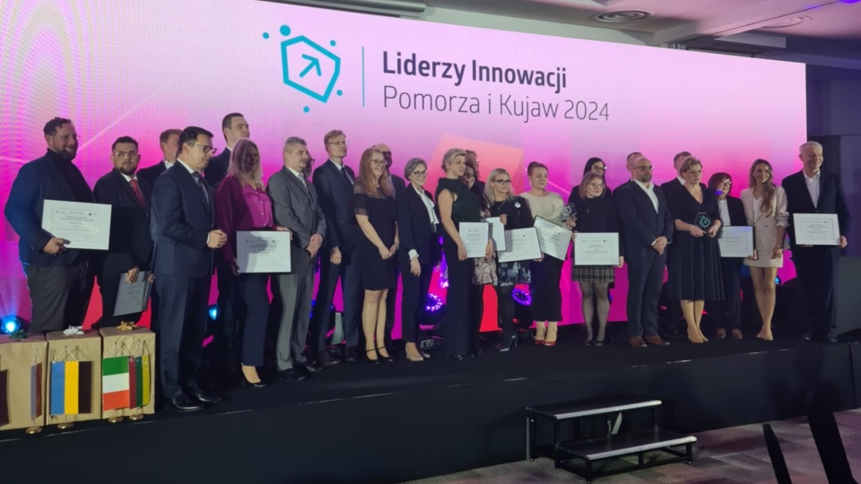 Gala Finałowa konkursu Liderzy Innowacji Pomorza i Kujaw 2024. Nagroda Specjalna JM Rektora Politechniki Bydgoskiej „Innowator PBŚ”, przypadła dla zespołu badawczego wywodzącego się z Wydział Hodowli i Biologii Zwierząt Politechniki Bydgoskiej, za rozwiązanie pod nazwą: „Łuski kawy jako materiał ściółkowy dla drobiu”/fot. Politechnika Bydgoska/Facebook