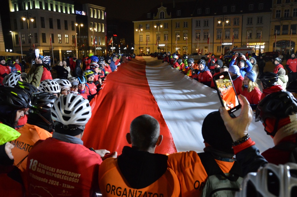 Jednym z głównych elementów finału rajdu jest rozwinięcie flagi Polski/fot. Patryk Głowacki