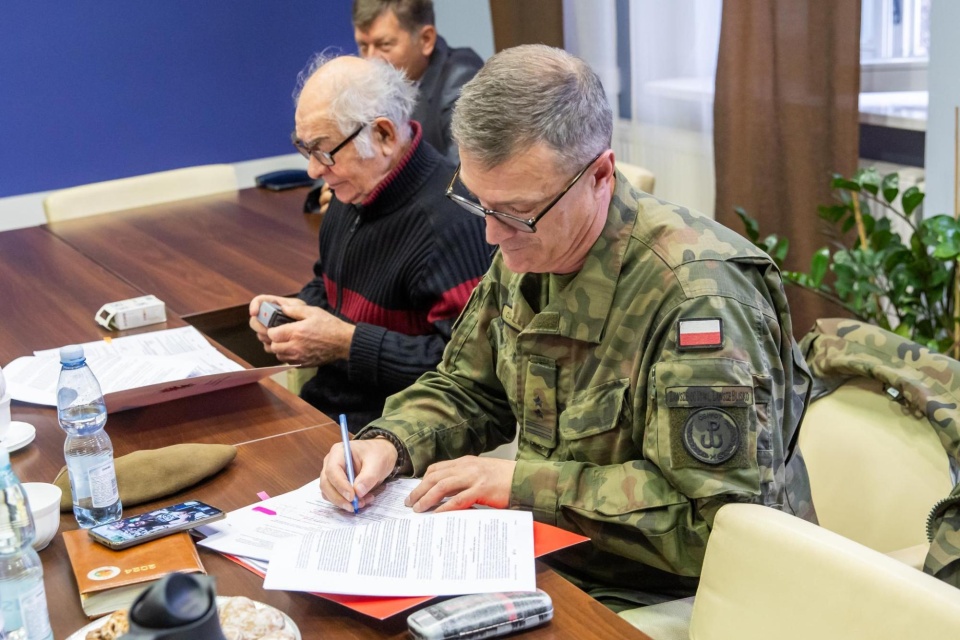 W Urzędzie Marszałkowskim podpisano umowy na dofinansowanie dla związków pszczelarskich/fot. Andrzej Goiński, UMWK-P