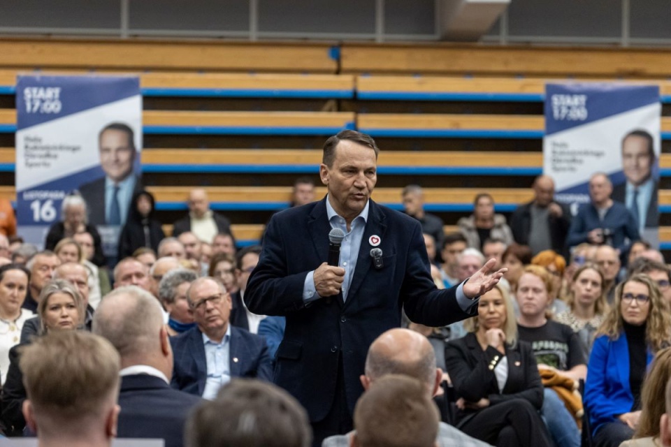 Minister spraw zagranicznych Radosław Sikorski podczas otwartego spotkania z mieszkańcami w Rokietnicy/fot. Paweł Jaskółka, PAP