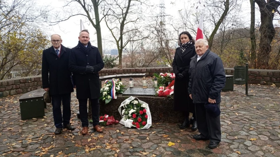 Przedstawiciele władz miasta, IPN-u i mieszkańcy oddali hołd bohaterom bydgoskiej manifestacji z 18 listopada 1956 roku/fot. Wiktor Sobociński