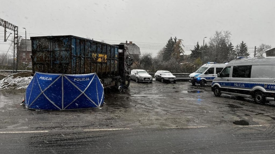 Policjanci badają okoliczności środowego wypadku w Kotomierzu. 73-letnia rowerzystka zginęła pod kołami samochodu ciężarowego/fot: KMP w Bydgoszczy