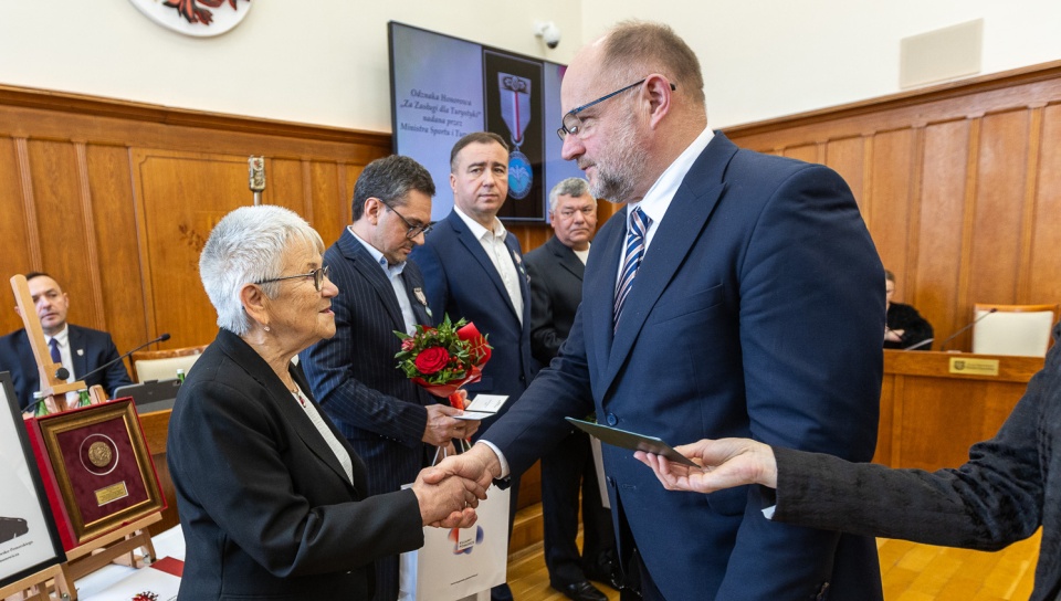 Marszałek Piotr Całbecki wręczył podczas sesji sejmiku nagrody i odznaki/fot. Szymon Zdzieblo dla UMWKP