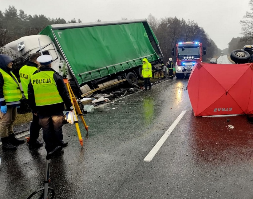 Śmiertelny wypadek na dk 10 w Przyłubiu. Zderzyły się ciężarówka i auto dostawcze/fot. Policja