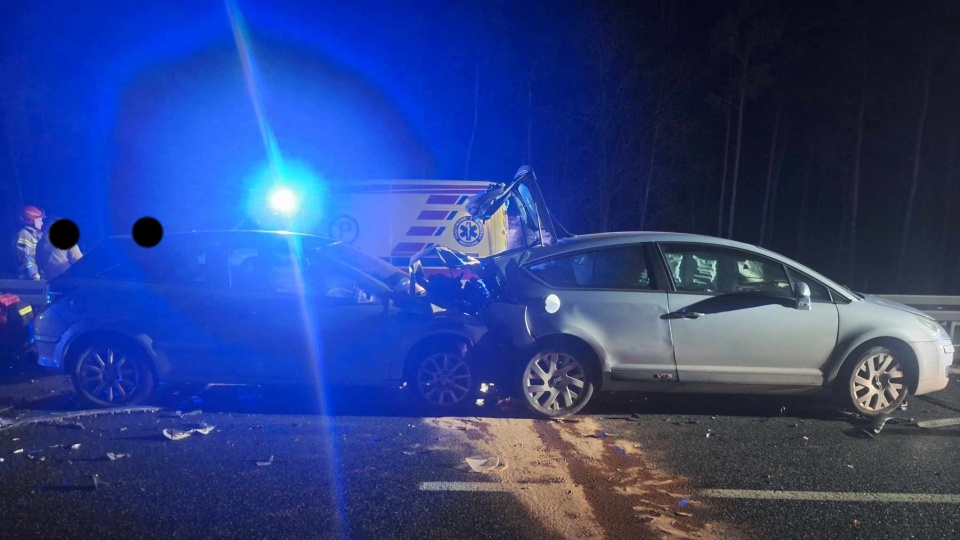 Do zdarzenia doszło około godz. 17.30. Kierujący passatem uderzył w tył citroena, ten zjechał na drugi pas i zderzył się z oplem/fot. Heron15 Pomoc Drogowa Bydgoszcz 24h Andruszczenko Krystian 501337500