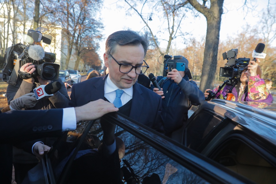 Były minister sprawiedliwości Zbigniew Ziobro po konferencji prasowej przed siedzibą Kancelarii Prezesa Rady Ministrów w Warszawie/fot. PAP/Tomasz Gzell