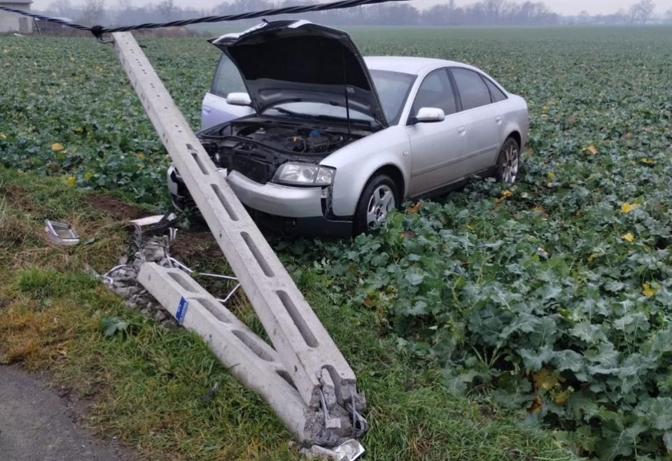 Kierowca audi stracił panowanie nad autem i uderzył w słup/fot. Policja