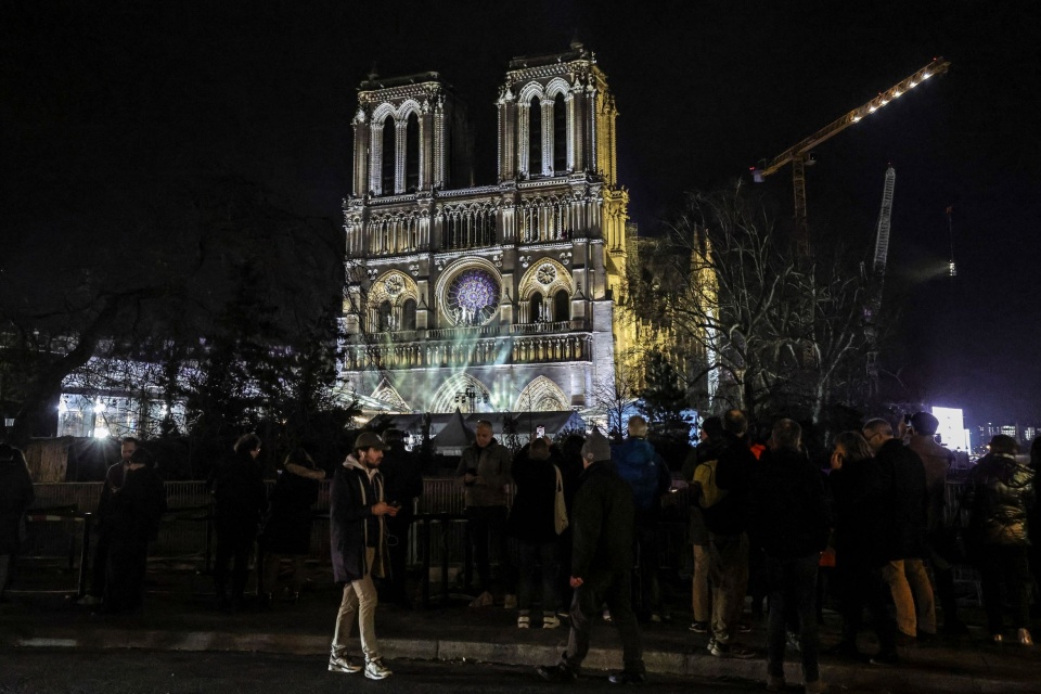 Katedra Notre Dame zostanie otwarta po pożarze. Będzie to wydarzenie o charakterze międzynarodowym/fot. PAP/EPA/TERESA SUAREZ