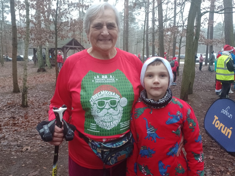 Mikołajkowy parkrun w Toruniu. Na zdjęciu pani Jadwiga i Nikodem/fot Michał Zaręba