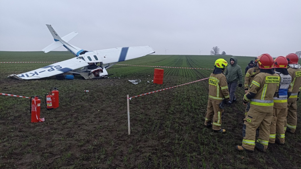 Wypadek awionetki w miejscowości Watorowo/fot. Komenda Powiatowa Państwowej Straży Pożarnej w Chełmnie, Facebook